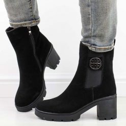 Czarne skórzane zamszowe botki damskie na obcasie Filippo Dbt4754/23. Czarne botki damskie Filippo, ze skóry, bez obcasa, na obcasie, bez zapięcia. Za 239.99 zł.
