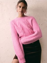 Strukturalny sweter - różowy. Czerwone swetry klasyczne damskie Reserved, l, z dzianiny, bez kołnierzyka. Za 179.99 zł.