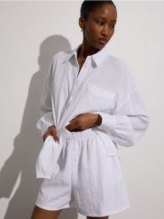 Szorty z wiskozą - biały. Białe szorty damskie Reserved, bez wzorów, z tkaniny. W wyprzedaży za 59.99 zł.