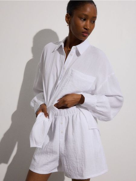 Szorty z wiskozą - biały. Białe szorty damskie Reserved, bez wzorów, z tkaniny. W wyprzedaży za 59.99 zł.