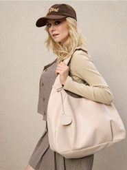 Torebka hobo w minimalistycznym stylu - kremowy. Białe torebki klasyczne damskie Sinsay, bez wzorów, bez dodatków. Za 59.99 zł.