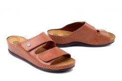 DR. BRINKMANN 700777-21 cognac, klapki damskie. Brązowe klapki damskie Dr. Brinkmann, bez wzorów, ze skóry, bez obcasa. Za 195.42 zł.