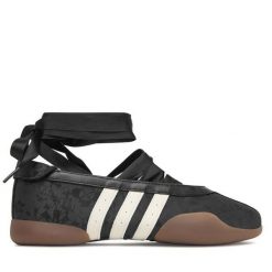 Baleriny adidas. Czarne baleriny damskie Adidas, bez wzorów, bez obcasa. Za 479.99 zł.