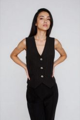 Kamizelka z ozdobnymi guzikami czarna. Czarne kamizelki damskie MOODO, l, z elastanu. Za 129.99 zł.