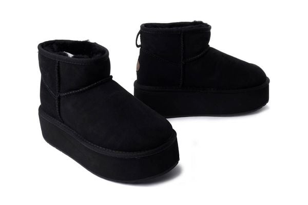 EMU AUSTRALIA W13082 Stinger Micro Flatform black, botki damskie. Czarne botki damskie Emu Australia, na zimę, ze skóry, bez obcasa, bez zapięcia. Za 587.92 zł.