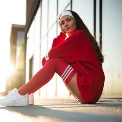 Czerwone zakolanówki ze ściagaczem 216 paski. Czerwone skarpetki damskie Milena, bez wzorów, z bawełny. Za 25.00 zł.