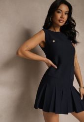Granatowa Plisowana Sukienka z Dzianiny z Wiskozą Zdobiona Imitacją Kieszeni Raviia. Niebieskie sukienki damskie Renee, na co dzień, m, z aplikacjami, z dzianiny, eleganckie, bez kołnierzyka, bez ramiączek, mini. Za 119.99 zł.