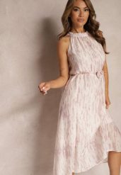 Jasnoróżowa Rozkloszowana Sukienka Wieczorowa z Dekoltem Halter i Broszką w Kształcie Kwiatu Previiana. Czerwone broszki damskie Renee. Za 149.99 zł.