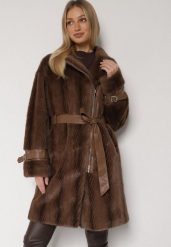 Brązowy Futrzany Płaszcz z Wiązanym Paskiem i Ozdobnymi Sprzączkami Felryna. Brązowe płaszcze damskie Born2be, l, bez wzorów, z futra, eleganckie. Za 299.99 zł.