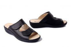 DR. BRINKMANN 700731-01 schwarz, klapki damskie. Czarne klapki damskie Dr. Brinkmann, bez wzorów, ze skóry, bez obcasa. Za 262.43 zł.
