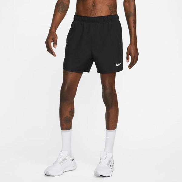 Krótki Mężczyzna Nike Challenger czarny. Szare szorty męskie Nike, bez wzorów, z materiału. Za 296.00 zł.