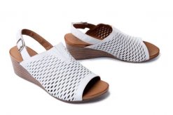 PIAZZA 910135-03 weiss, sandały damskie. Białe sandały damskie Piazza, bez wzorów, ze skóry, bez obcasa, na koturnie. Za 255.92 zł.