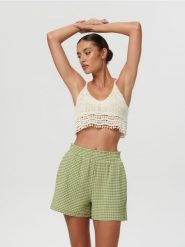 Szorty ze wzorem - wielobarwny. Szorty damskie Sinsay, bez wzorów. W wyprzedaży za 22.99 zł.