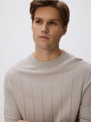 Sweter z wiskozą - beżowy. Brązowe swetry męskie Reserved, l, bez wzorów, z dzianiny, bez kołnierzyka. Za 119.99 zł.