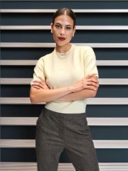Sweter z krótkim rękawem - żółty. Żółte swetry klasyczne damskie Sinsay, l, z materiału, bez kołnierzyka. Za 27.99 zł.