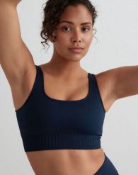 Damski biustonosz sportowy prążkowany, średnie wsparcie Ribbed Seamless granat. Niebieskie biustonosze sportowe damskie Aim'n, bez wzorów, z dzianiny. Za 172.00 zł.