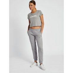 Hummel Koszulka sportowa hml Legacy Woman Cropped T-shirt. Czarne bluzki sportowe damskie HUMMEL, xs, bez wzorów, bez ramiączek. Za 55.00 zł.