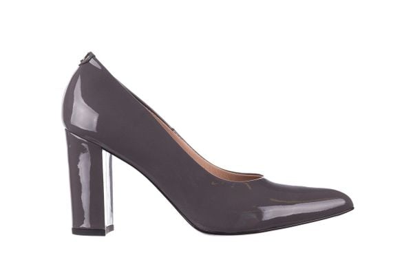 Czółenka Bayla-056 9119-745 Szary Lakier, Skóra naturalna lakierowana - 40. Szare czółenka damskie Bayla, bez wzorów, z lakierowanej skóry, bez obcasa. W wyprzedaży za 134.10 zł.