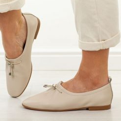 Beżowe skórzane półbuty damskie T.Sokolski w26-236. Brązowe półbuty damskie Sokolski, bez wzorów, z jeansu, casualowe, bez obcasa. W wyprzedaży za 251.10 zł.