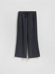 Spodnie z szeroką nogawką - ciemnoszary. Szare spodnie materiałowe damskie Reserved, bez wzorów, z dzianiny. Za 119.99 zł.