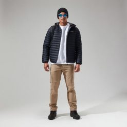 Kurtka z kapturem Berghaus VASKYE. Czarne kurtki męskie Berghaus, na zimę, s, bez wzorów, z materiału, z kapturem. Za 830.75 zł.