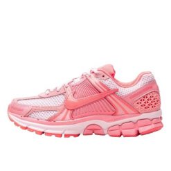 Buty do chodzenia dla dorosłych Nike Zoom Vomero 5 Coral Chalk Hot Punch. Czerwone buty sportowe na co dzień damskie Nike, bez wzorów, z materiału, trekkingowe, nike zoom. Za 844.00 zł.
