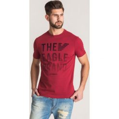 Bordowy t-shirt Emporio Armani z welurowym napisem - Bordowy. Czerwone t-shirty męskie Emporio Armani, l, z aplikacjami, z bawełny, bez kołnierzyka. Za 155.60 zł.