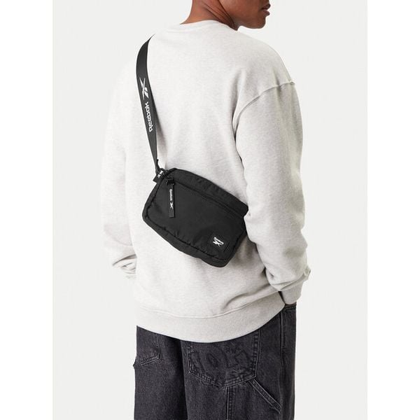 Torebka Reebok. Czarne listonoszki damskie Reebok, bez wzorów, bez dodatków. Za 69.99 zł.