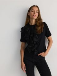 T-shirt z ozdobną falbaną - czarny. Czarne t-shirty damskie Reserved, l, bez wzorów, z bawełny, bez kołnierzyka. W wyprzedaży za 49.99 zł.