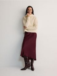 Sweter z kołnierzem - kremowy. Białe swetry klasyczne damskie Reserved, l, z dzianiny, bez kołnierzyka. W wyprzedaży za 39.99 zł.