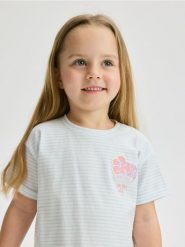 T-shirt z wypukłym nadrukiem - jasnoniebieski. Niebieskie koszulki dziewczęce Reserved, m, bez wzorów, z bawełny, bez ramiączek. W wyprzedaży za 9.99 zł.