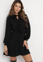 Czarna Mini Rozkloszowana Sukienka z Gumką w Pasie i Wiązaniem Przy Dekolcie Aganzza. Czarne sukienki damskie Born2be, na imprezę, m, bez wzorów, bez kołnierzyka, bez ramiączek, mini, rozkloszowane. Za 89.99 zł.