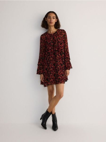 Szyfonowa sukienka mini - wielobarwny. Sukienki damskie Reserved, l, bez wzorów, z szyfonu, bez kołnierzyka, bez ramiączek, mini. W wyprzedaży za 129.99 zł.