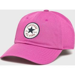 Converse - Czapka. Czerwone czapki z daszkiem damskie Converse, bez wzorów, z bawełny. W wyprzedaży za 89.90 zł.