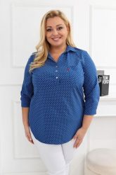 Elegancka niebieska tunika w białe kropki PLUS SIZE XXL. Białe tuniki damskie Nasi partnerzy, plus size, bez wzorów, z poliesteru, eleganckie, bez kołnierzyka, plus size, bez ramiączek. Za 199.90 zł.