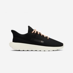 Buty sportowe damskie Decathlon KLNJ Be Essential. Czarne buty sportowe na co dzień damskie Decathlon, bez wzorów, z poliesteru, trekkingowe. Za 79.99 zł.
