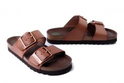 DR. BRINKMANN 700686-21 mittelbraun, klapki damskie. Brązowe klapki damskie Dr. Brinkmann, bez wzorów, ze skóry, bez obcasa. Za 349.90 zł.