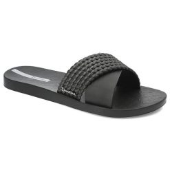 Czarne Klapki Ipanema Modne Wsuwane Obuwie Damskie. Czarne klapki damskie Ipanema, bez wzorów, bez obcasa, na płaskiej podeszwie. Za 99.99 zł.