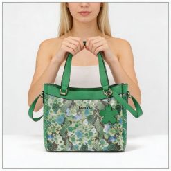 Torebka damska Laura Vita, z materiału syntetycznego z ozdobnym wzorem kwiatowym krótkie uchwyty do noszenia w dłoni regulowany pasek na ramię dekora. Zielone listonoszki damskie Laura Vita, bez wzorów, z materiału, bez dodatków. Za 319.00 zł.