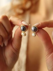 Pierres delicates Pozłacane kolczyki-wkrętki z perłami i masą perłową rozmiar: onesize. Białe kolczyki damskie Pierres delicates, z perłą, pozłacane. Za 56.99 zł.