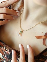 Pierres delicates Pozłacany naszyjnik z zawieszką - dł. 45 cm rozmiar: onesize. Białe naszyjniki damskie Pierres delicates, pozłacane. Za 43.99 zł.