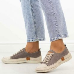 Beżowe nubuk skórzane półbuty damskie T.Sokolski 8260. Brązowe półbuty damskie Sokolski, bez wzorów, z jeansu, eleganckie, z okrągłym noskiem, bez obcasa, na płaskiej podeszwie. Za 299.00 zł.