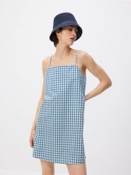 Jeansowa sukienka mini - niebieski. Niebieskie sukienki damskie Reserved, na co dzień, l, bez wzorów, z bawełny, bez kołnierzyka, bez ramiączek, mini, proste. Za 99.99 zł.