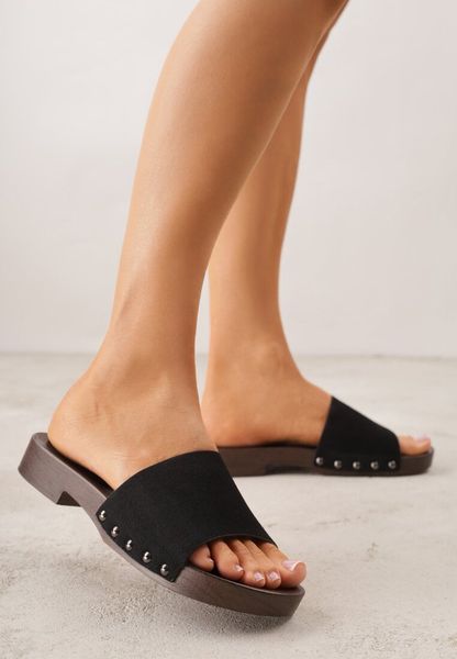 Czarne Klapki z Nitami po Bokach Xerxathan. Czarne klapki damskie Renee, bez wzorów, bez obcasa, na płaskiej podeszwie. Za 69.99 zł.