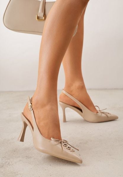 Ciemnobeżowe Szpilki Slingback VICES Zdobione Gorsetowym Wiązaniem z Kokardą Azimuna. Brązowe szpilki Renee, z aplikacjami, z jeansu, bez obcasa. Za 89.99 zł.