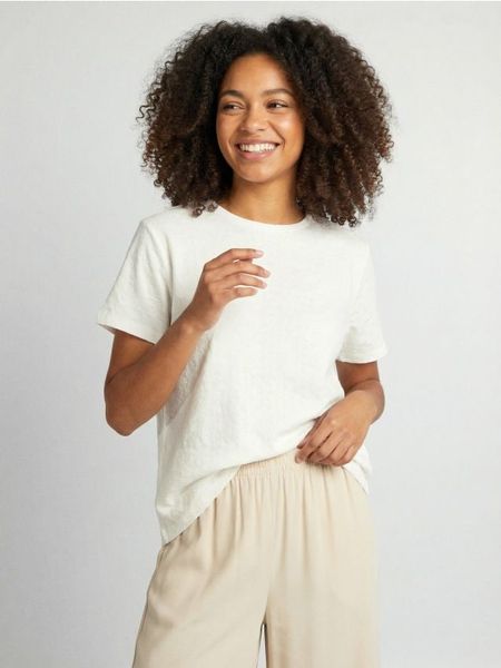 Ażurowa koszulka - kremowy. Białe t-shirty damskie Sinsay, l, w ażurowe wzory, bez kołnierzyka. Za 25.99 zł.