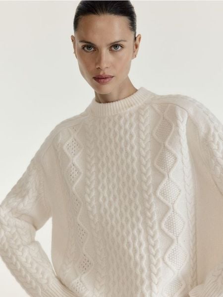 Wełniany sweter z domieszką kaszmiru - kremowy. Białe swetry klasyczne damskie Reserved, l, z dzianiny, bez kołnierzyka. Za 359.99 zł.