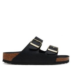 Klapki Birkenstock. Czarne klapki damskie Birkenstock, bez wzorów, bez obcasa. Za 359.99 zł.
