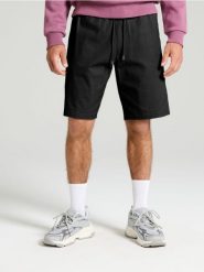 Szorty jogger - czarny. Czarne szorty męskie Sinsay, bez kołnierzyka. W wyprzedaży za 29.99 zł.