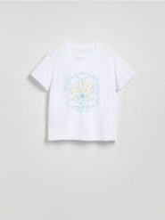 T-shirt z ozdobnym nadrukiem - biały. Białe t-shirty damskie Reserved, l, bez wzorów, z bawełny, bez kołnierzyka. W wyprzedaży za 29.99 zł.